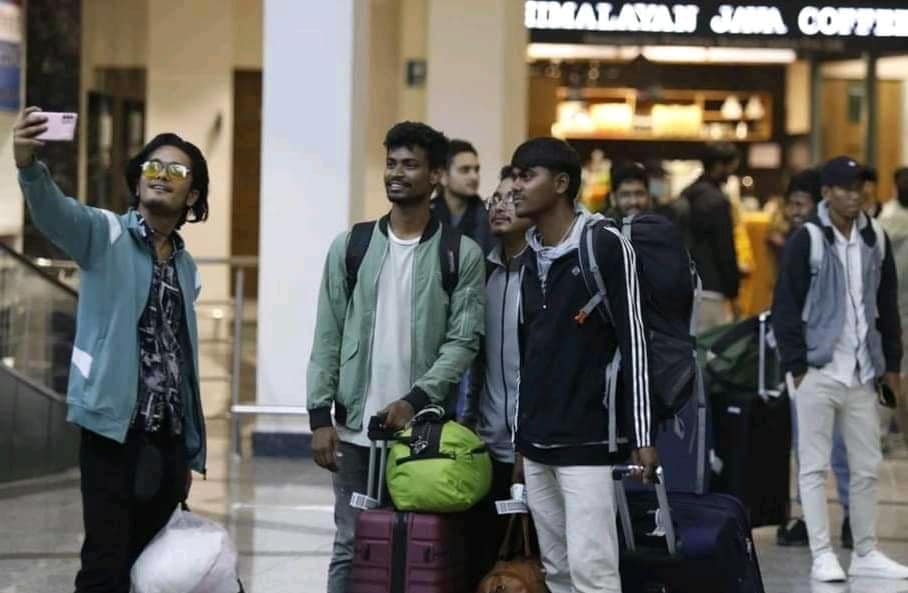 इजरायलबाट घर फर्किएपछि खुसी साट्दै विद्यार्थी (फाेटाेफिचर)